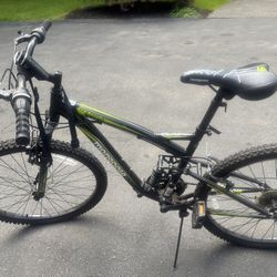 Mongoose 2.2 Status Mountain Bike