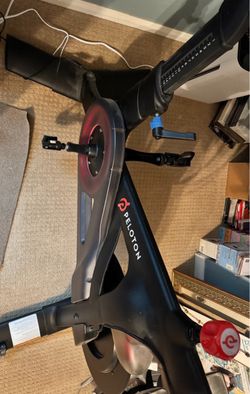 Peloton bike 22’ HD screen