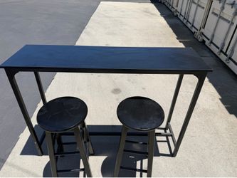 Bar set with two stools