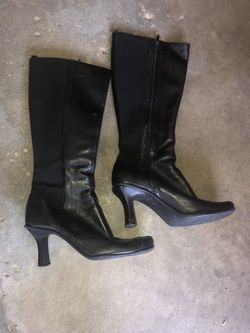 Size 7 tall black leather boots that’s stretchy material in the back and zips up on the inside. Like new!