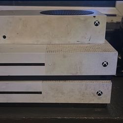 2 Xbox Ones S And Xbox Series S
