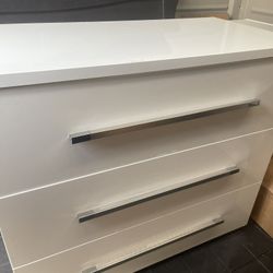 Dresser White