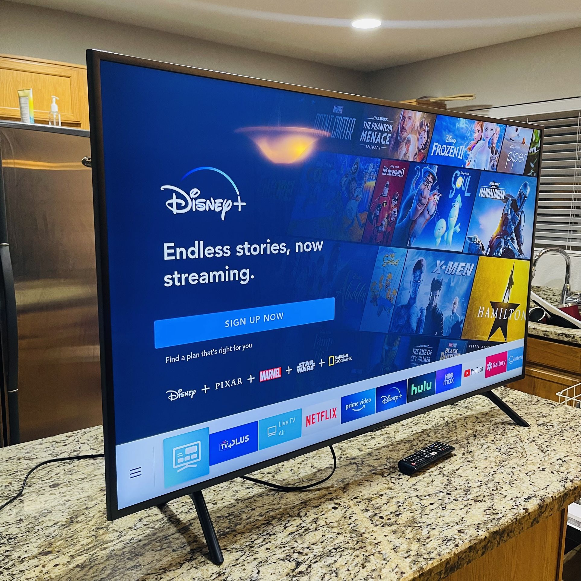 2025 Samsung 50” 8-Series Smart Tv UHD HDR 4k! Wow!
