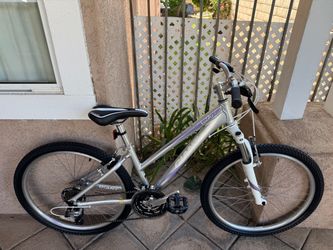 Giant Boulder SE aluminum mountain bicycle -Like new-