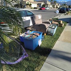 FREE CURB ALERT!!! BOOKS, CHAIRS, REPTILE TANK STUFF, FLOOR MACHINE! GRATIS!