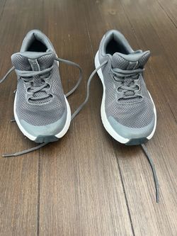 Boys Under Armour Sneakers size 5.5Y