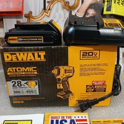 NEW DEWALT 20V BRUSHLESS ATOMIC 1/2 IMPACT WRENCH KIT 