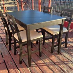 Table With 4 Chairs 