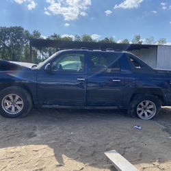 2002 Chevy Avalanche for Parts 2002 2006 for Sale in Houston