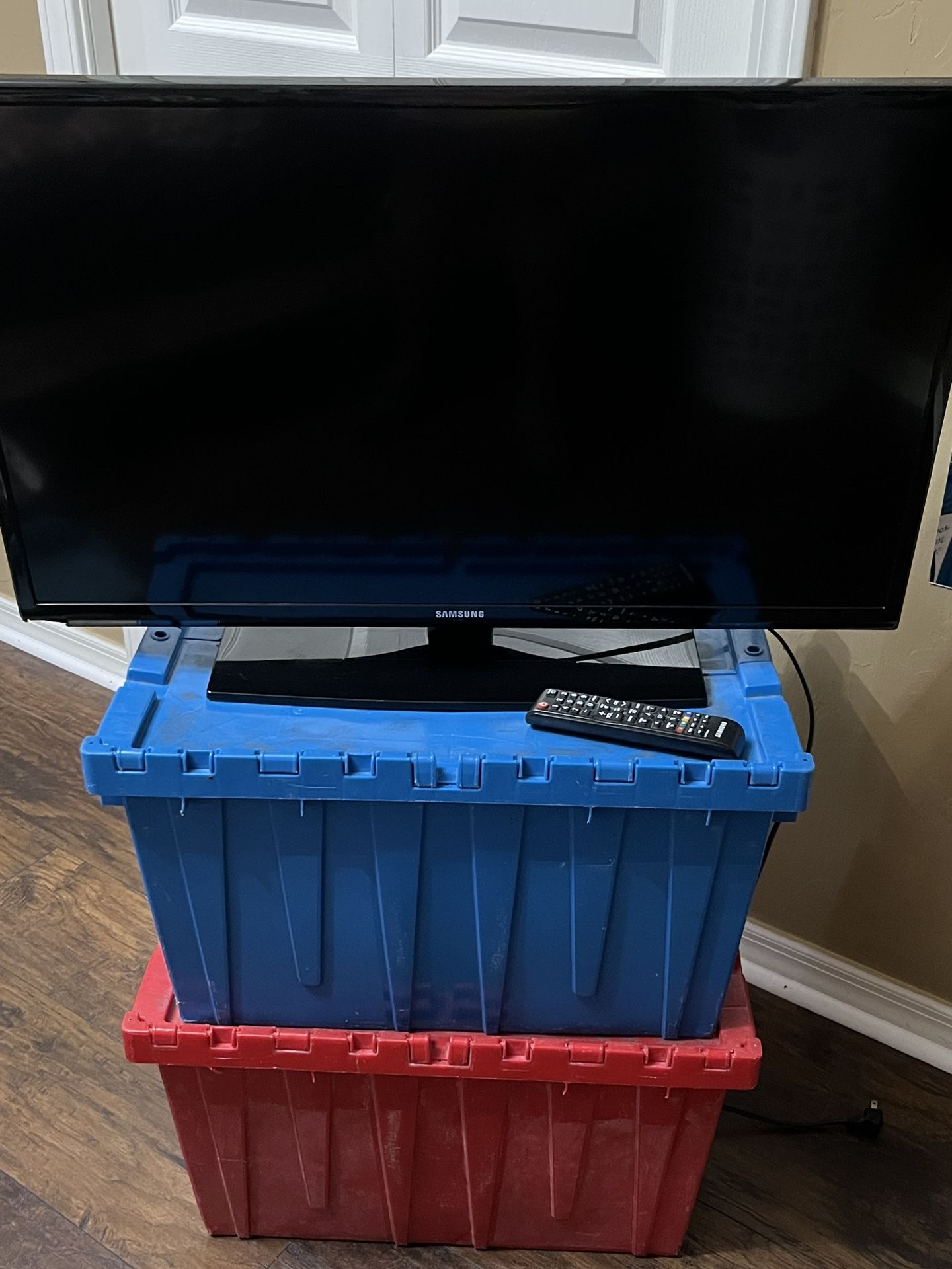 Samsung 32 TV with Remote - Excellent Condition
