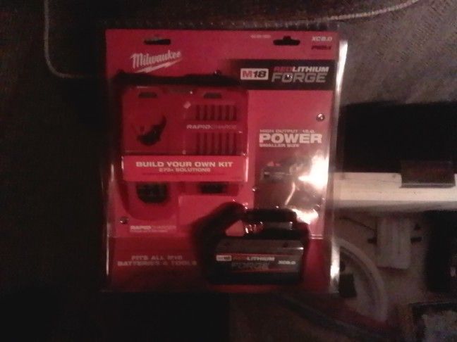 Milwaukee M18 Red Lithium Forge XC8.0 With Rapid Charger