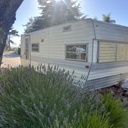 Classis 70”s Glamour Camper Ac 🏕️ Trailer W Pink Nice