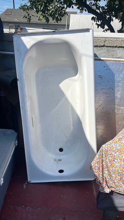 White Alcove Bathtub