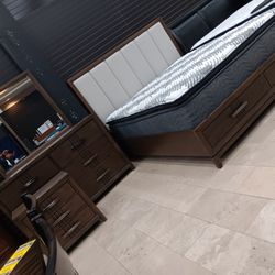 *Wow*---Carolina Attractive Storage Platform King Bedroom Sets---Now $699---Delivery And Financing🤝