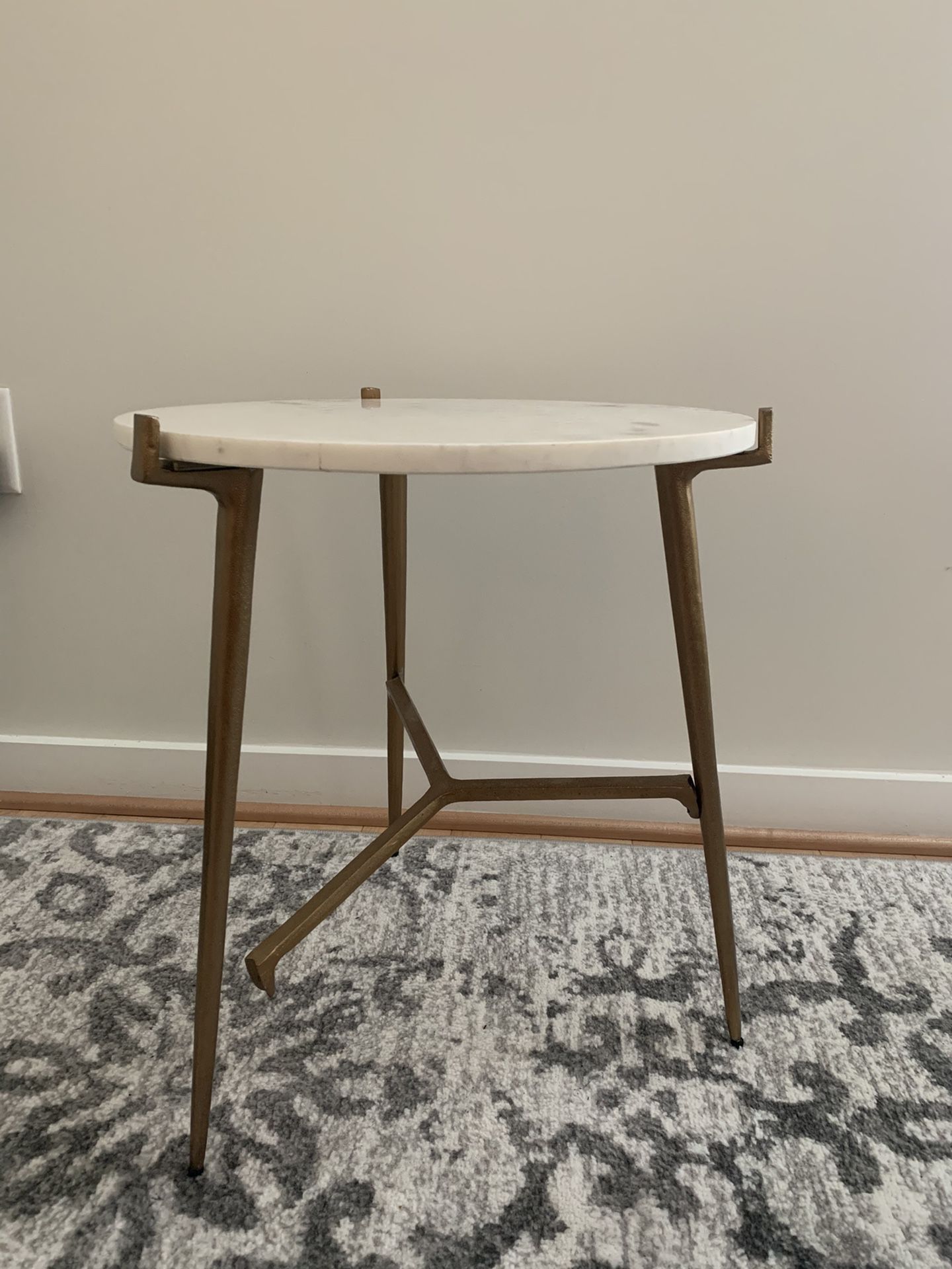 Beautiful Side Table missing one screw