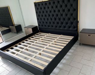 King bed frame / black leather cama king