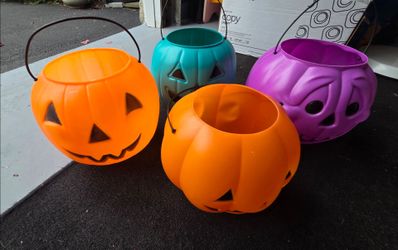 (4) Plastic Pumpkin Buckets