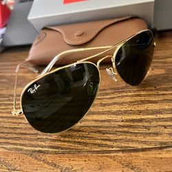 RAY -BAN AVIATORS RB3025 58mm.  GOLD FRAME WITH CLASSIC GREEN G-15 LENSES.