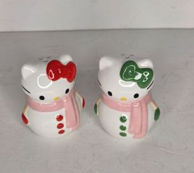 Sanrio Hello Kitty Snowman Salt and Pepper Shakers Holiday Ceramic Set Pink Bow