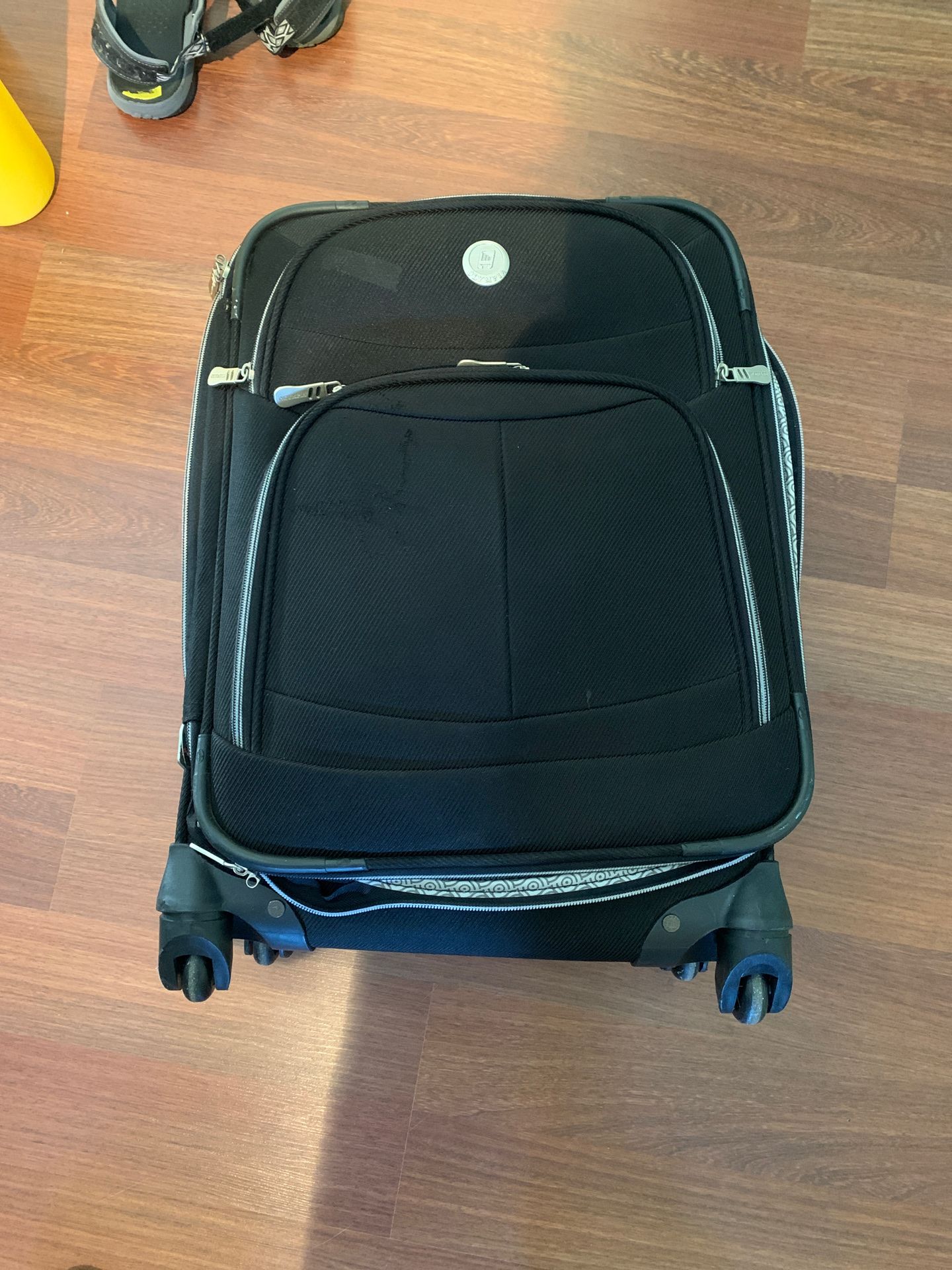 Olympia 360 degree roller carry on suitcase