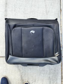 American Tourist Suit / Garmet Bag. Hang Cloths & Fold In 1/2 For Wrinkle Free Storage. Corner & Bottom Storage And Outside Compartment. See All Pics