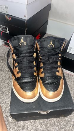 Air Jordan 1 Mid SE, Black/Metallic Gold- White,6