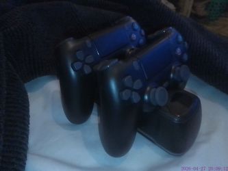 2 Sony Dualshock controllers charging dock + strikepak