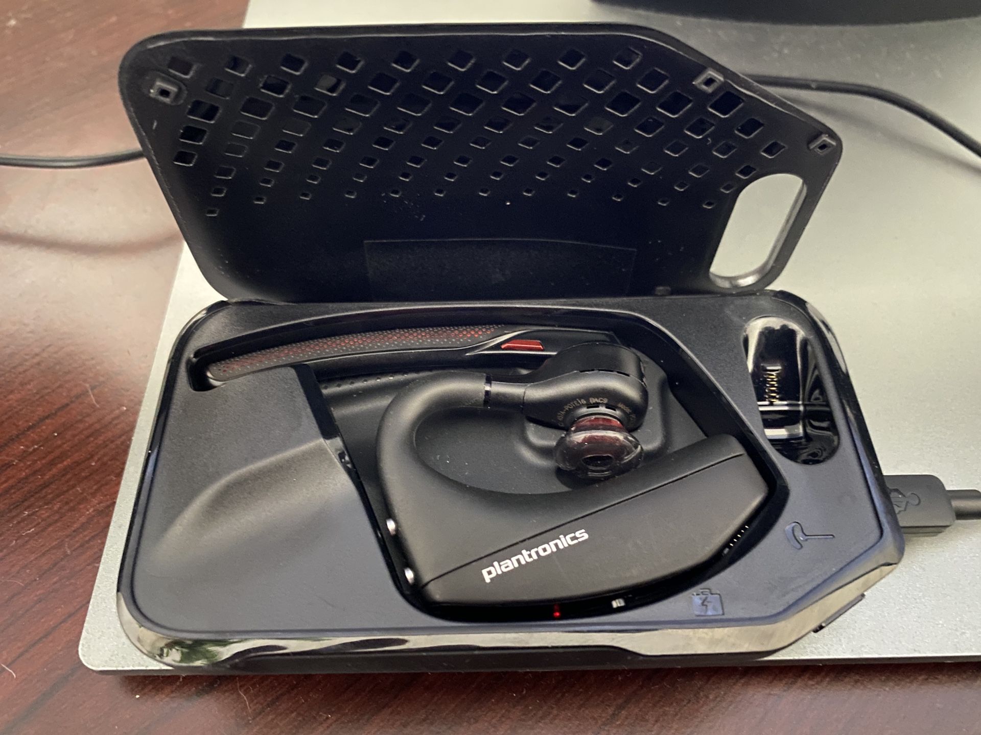 Plantronics Voyager 5200 Bluetooth Headset w/ Charging Case