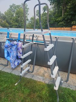 Pool ladder