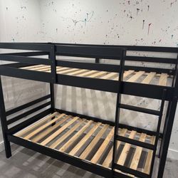 Twin bunk bed
