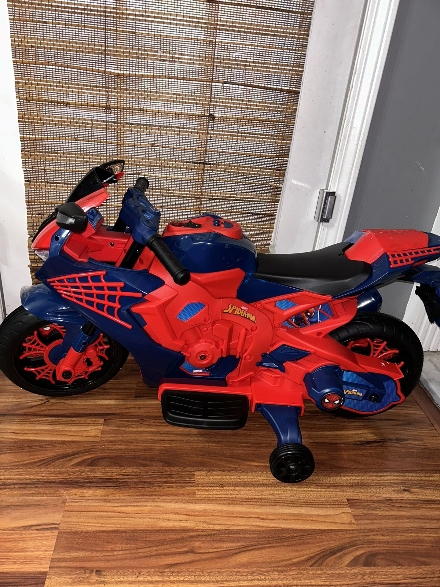  Spiderman 6V Motorcycle Ride On for Kids, 3+