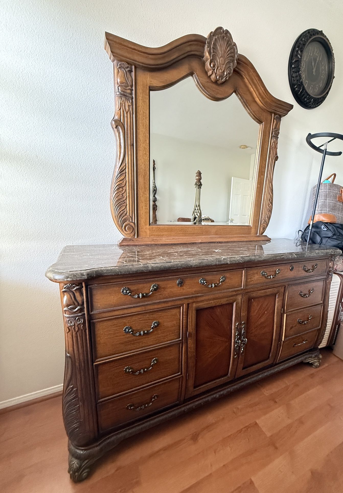 Dresser With Mirror