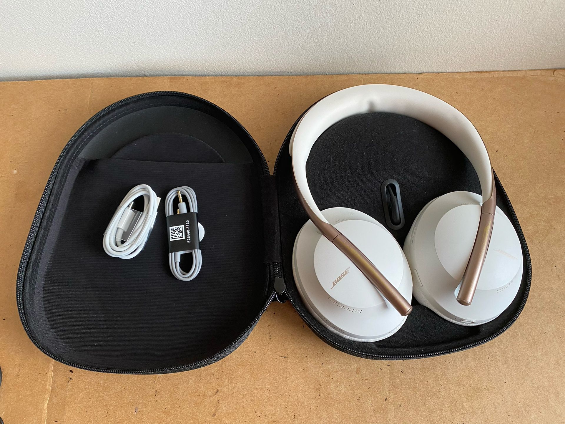 Bose Headphones 700 Wireless Noise Canceling/Charging Case