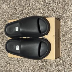 Onyx Yeezy Slide(size 8)