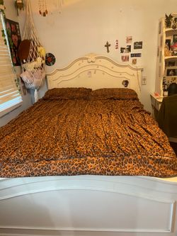 Vitantage white wooden bed frame