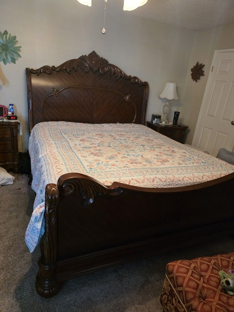 King Sleigh Bedroom Set! No Mattress