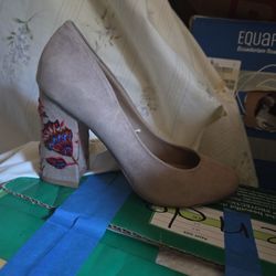 Restricted Chunky Heel Size 6