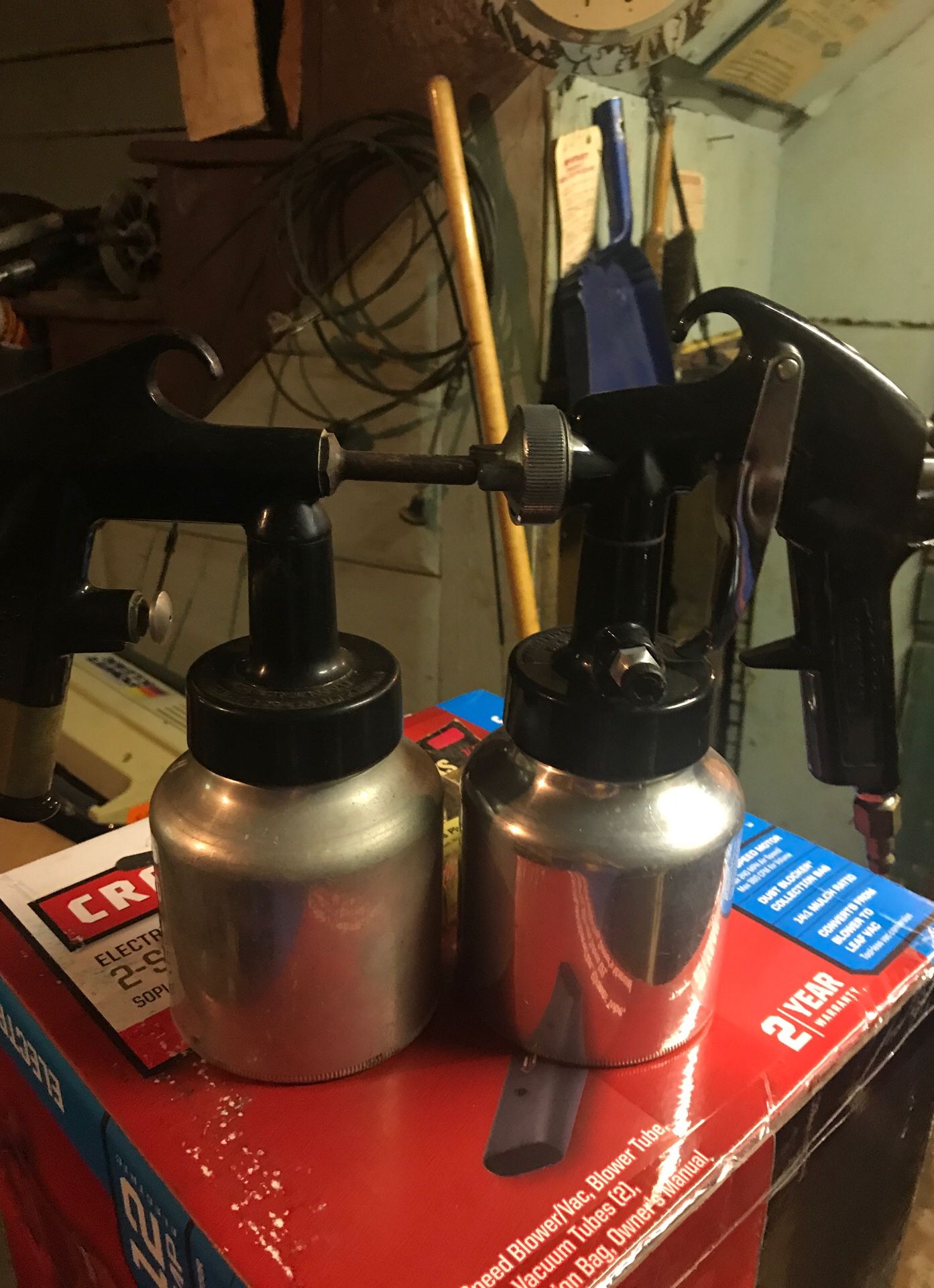Spray paint guns