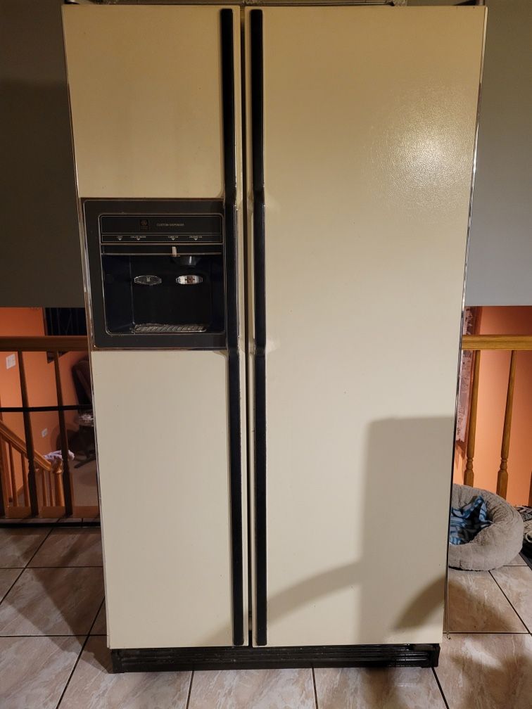 General Electric Refrigerator Fridge Freezer