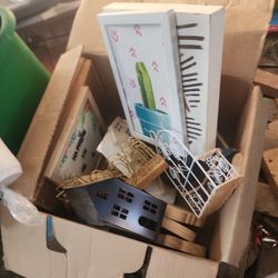 Assorted decor items 