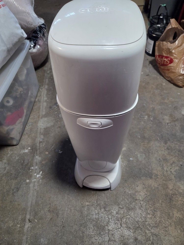 Genie Diaper Pail, White Extra Refill Bags.
