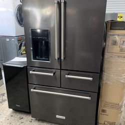 Kitchen Aid 5 Door In Black Stainlesss Used With Platinum Interior