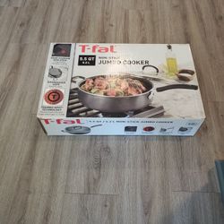 T-fal 1092330 Specialty Nonstick Dishwasher Safe Oven Safe Jumbo Cooker Saute Pan with Glass Lid Cookware, 5.5-Quart, Black