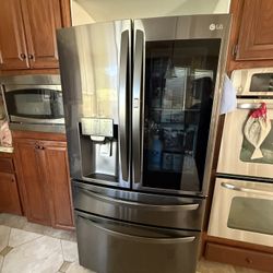LG ThinQ- LG 30 cu. ft. French Door Refrigerator, InstaView, Full-Convert Drawer, Craft Ice in PrintProof In Black Steel