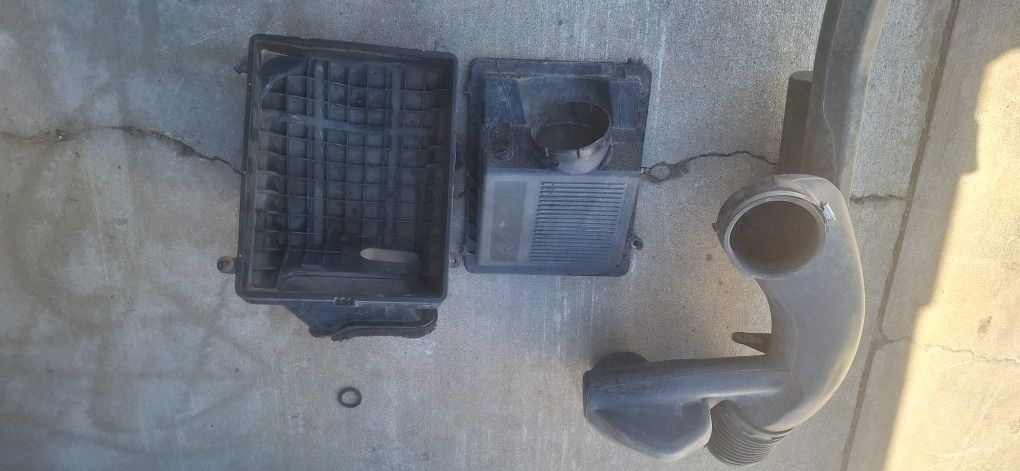 Air Filter Box Off 2006 Chevrolet Pickup Yukon, Used Condition, See Pics. 35th Ave And McDowell Phx