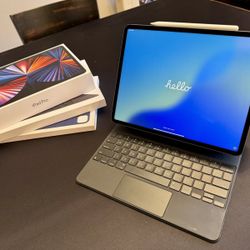 Apple iPad Pro 5th Gen 256GB, Wi-Fi, 12.9 in - Gray w/ MagicKeyboard Excellent