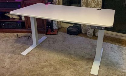 Autonomous sit/stand desk