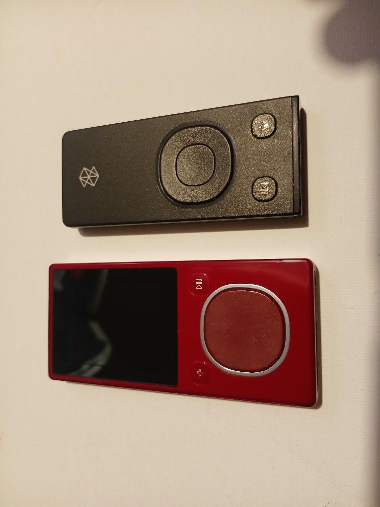 Reproductor MP3 Digital Microsoft Zune 8gb Rojo , Carga Pero No Enciende, Trae Base De Carga , Cables , Control Remoto. Y Estuche