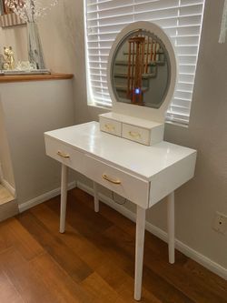 Cute vanity with 3 different colors of lights!! Firm on price!!