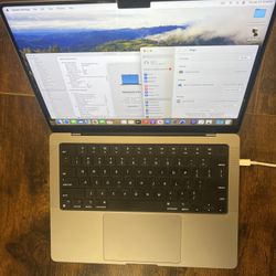 MacBook M1 32GB Ram 500GB with 140W Apple charger